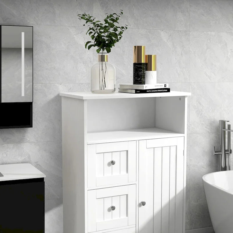 Armoire de rangement autoportante blanche pour salle de bain, en bois, avec linge de maison.