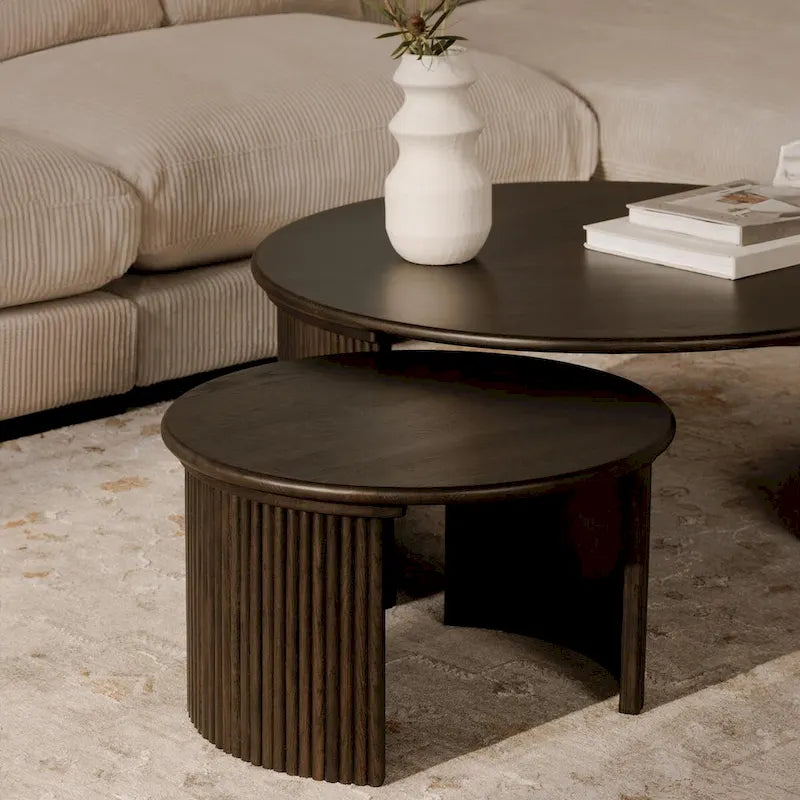 Table basse ovale Pence de NADAAL STUDIOS, petite, marron foncé